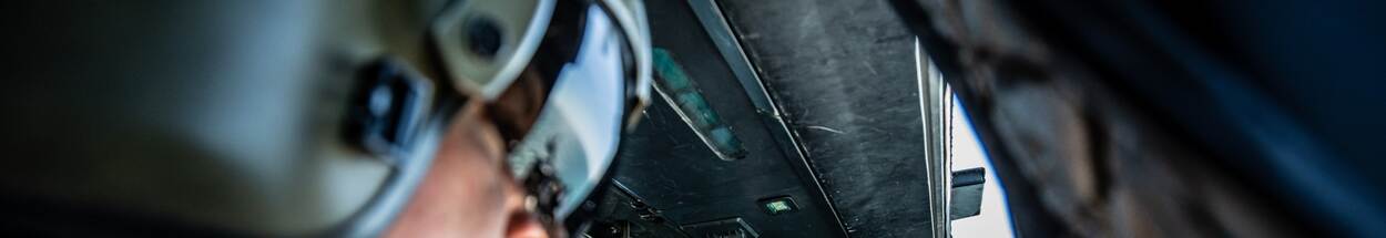 Close-up helmet loadmaster Cougar-transporthelicopter.